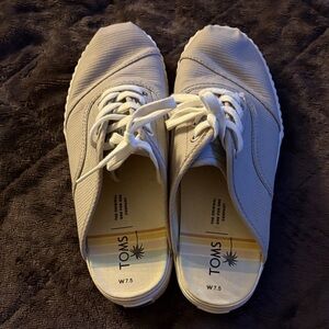 TOMS Cream Lace-Up Shoes